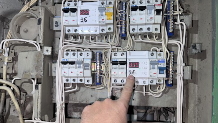 Реле напруги у щитку для захисту електропроводки Чернігів