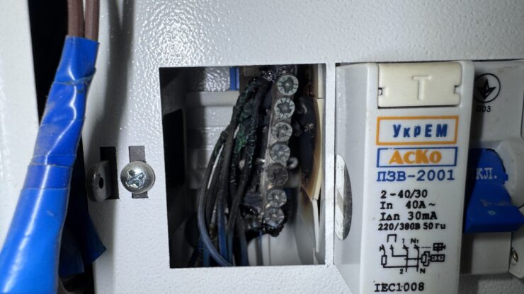 Згоріла нульова шина в електрощитку Чернігів
