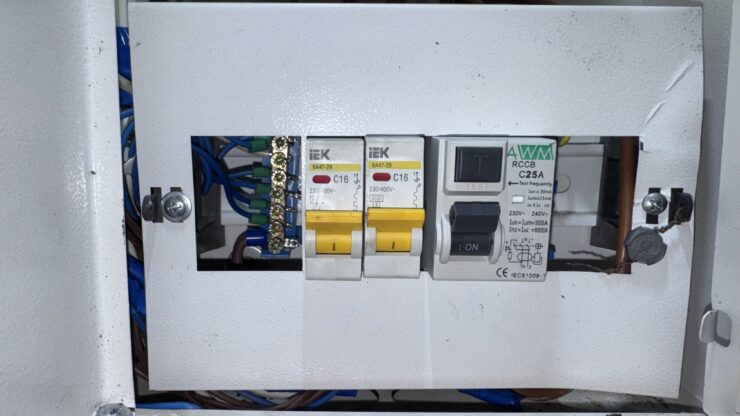 Нова нульова шина після ремонту, обжаті проводи з НШВІ наконечниками Чернігів